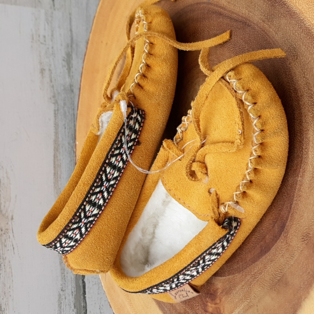 NWOT LAURENTIAN CHIEF MOCCASINS